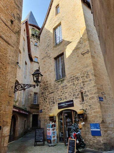 LA VILLA DES HAUTS DE SARLAT Swimming pool and Jacuzzi 1.5 km FROM THE HISTORIC CENTER