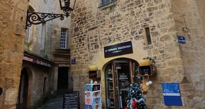 LA VILLA DES HAUTS DE SARLAT Swimming pool and Jacuzzi 1.5 km FROM THE HISTORIC CENTER