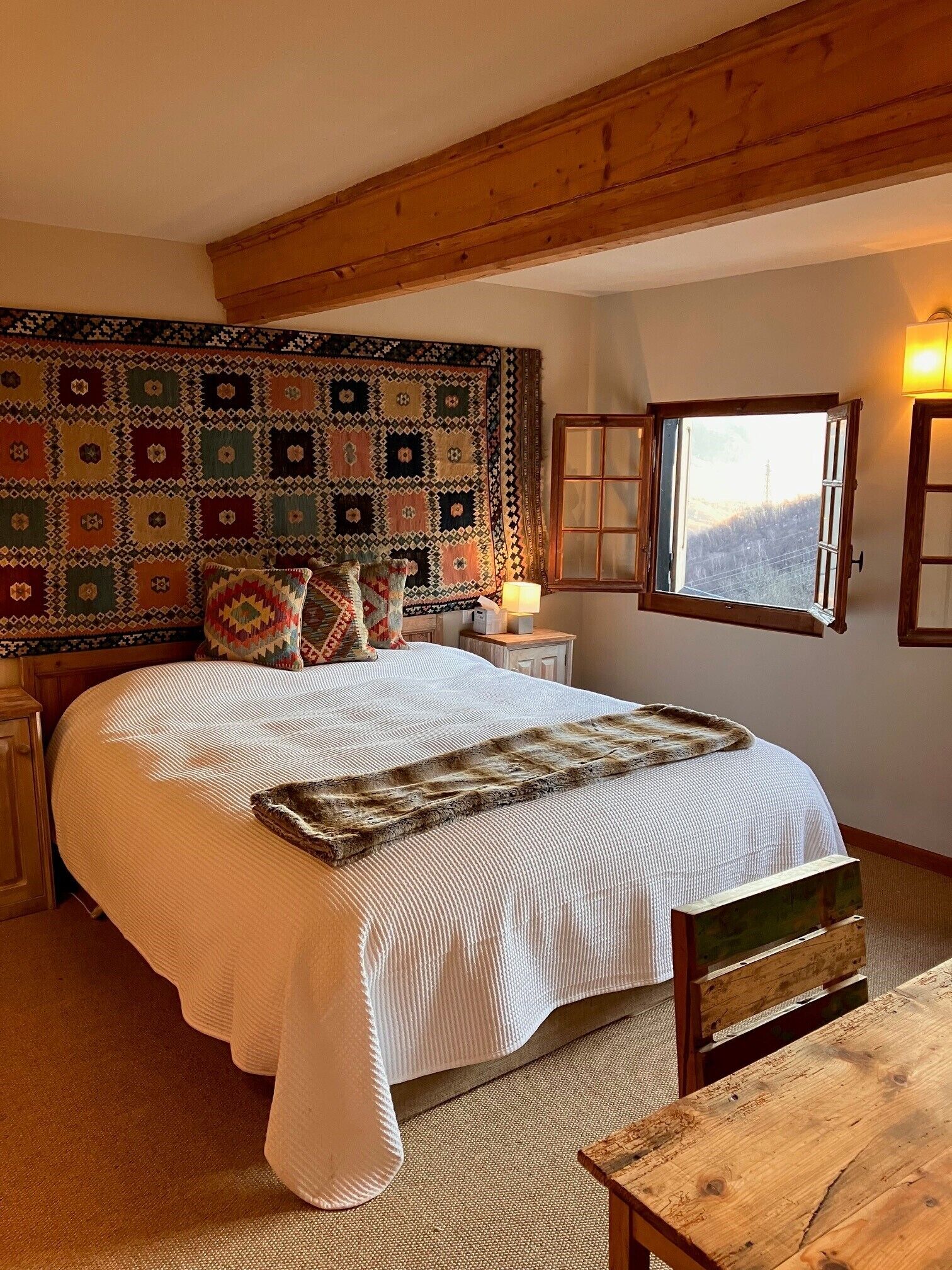 2 makuuhuonetta, työpöytä, silitysrauta/-lauta, ilmainen Wi-Fi