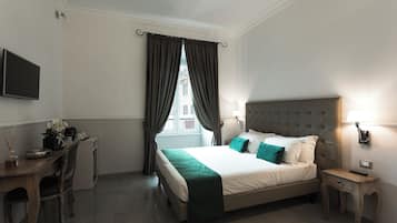 Cofres nos quartos, escrivaninha, cortinas blackout