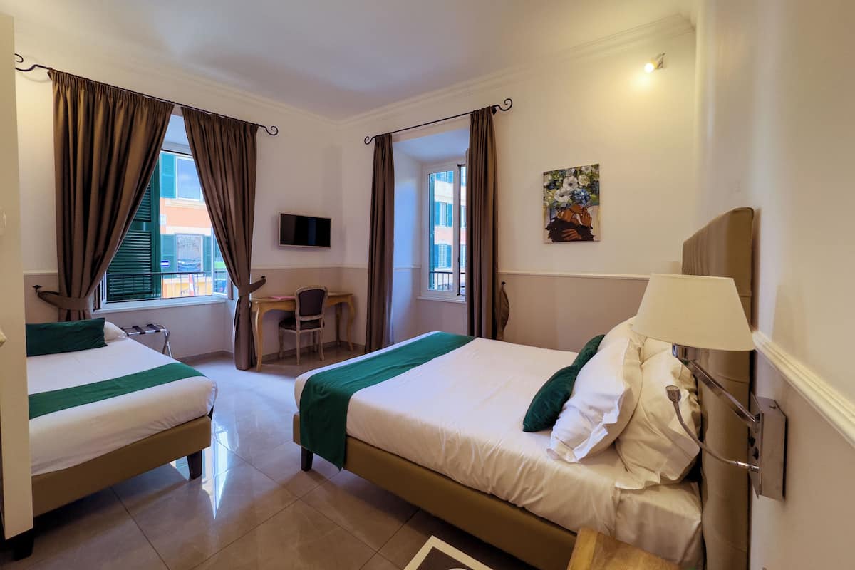 Traditional Triple Room | In-room safe, blackout curtains, soundproofing, bed sheets