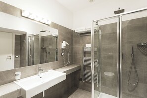 Premium Quadruple Room | Bathroom | Shower, rainfall showerhead, hair dryer, bidet - VATICANO LUXURY GUEST HOUSE  (Rome)