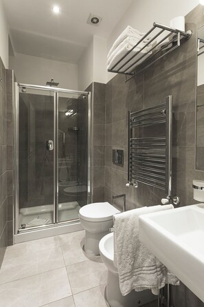 Shower, rainfall showerhead, hair dryer, bidet - VATICANO LUXURY GUEST HOUSE  (Rome)
