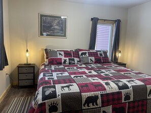 2 bedrooms, free WiFi, bed sheets - Private hot tub -2 king beds -near Pictured Rocks! (Christmas)