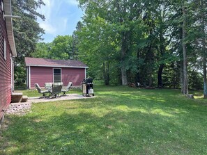 Outdoor dining - Private hot tub -2 king beds -near Pictured Rocks! (Christmas)