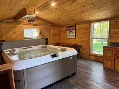 Private hot tub-close to snowmobile trails & PRNL