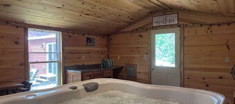 Private hot tub -2 king beds -near Pictured Rocks!