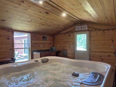 Private hot tub -2 king beds -near Pictured Rocks!