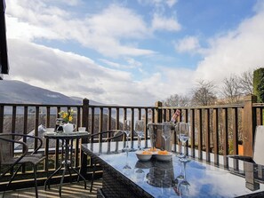 Outdoor dining - The Old Post Office on Loch Tay (Aberfeldy, near Loch Tay)