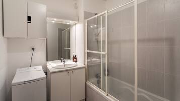 SĂšche-cheveux, serviettes fournies