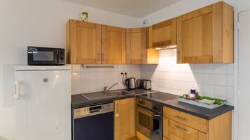 Een koelkast, een microgolfoven, een oven, een vaatwasser