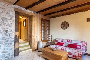 Interior - Aux Bois d'Hermy - Two Bedroom Apartment, Sleeps 6 (Marnaz)