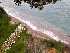 Na praia, espreguiçadeiras, toalhas de praia 