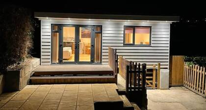 4 bedrooms 4 bathrooms with parking in Lyme just minutes walk to shops