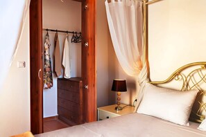 3 quartos, cofres nos quartos, ferros/tábuas de passar roupa