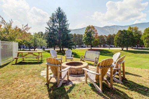 Mountain-view condo with fireplace, 3 pools, tennis & gym - near skiing