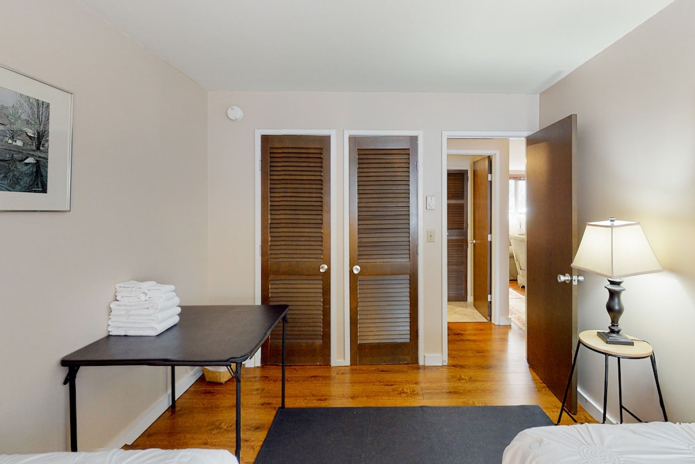 Mountainview condo with fireplace, 3 pools, hot tub, tennis & gym