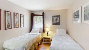 2 habitaciones, tabla de planchar con plancha, internet y ropa de cama