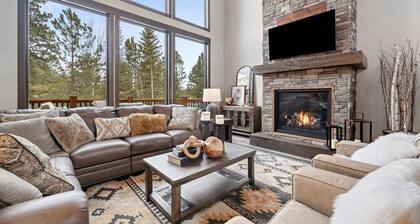 Trax N Trailz Lodge, Home Theatre, EV Charger, Hot Tub, Trail & Clubhouse Access
