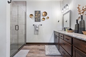 Shower, hair dryer, towels, soap - Trax N Trailz Lodge, Home Theatre, EV Charger, Hot Tub, Trail & Clubhouse Access (South Lawrence)