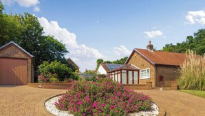 Unclassified image, 3 of 17, button - A spacious and well presented bungalow with amazing views over Berkshire. (Reading)