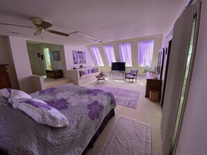 5 bedrooms, desk, iron/ironing board, free WiFi - Large unique home in the beautiful Ozark Mountains on the Kings River. (Berryville)