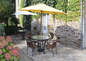 Outdoor dining - Degas - Dinan, charming riverside apartment (Dinan)