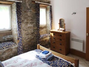 2 bedrooms, iron/ironing board, free WiFi, bed sheets - Degas - Dinan, charming riverside apartment (Dinan)