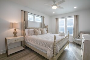 5 slaapkamers, een bureau, een strijkplank/strijkijzer, reisbedje