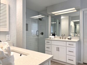 Combined shower/bathtub, hair dryer, towels, shampoo - Secluded Dunes, gulf front w/heated pool, private beach access! (Port Saint Joe)