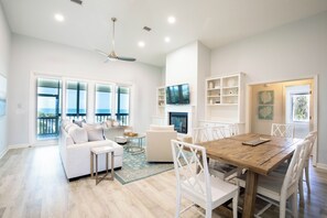 Smart TV, caminetto, libri