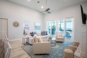 Smart TV, caminetto, libri