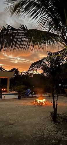 New private botanical villa on gated acre 5mins walk to beach