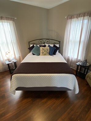 3 bedrooms, desk, iron/ironing board, free WiFi