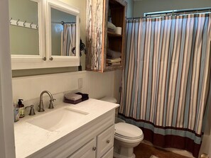 Hair dryer, towels, soap, shampoo - Secluded cabin - 10 miles from Fredericksburg! (Fredericksburg)