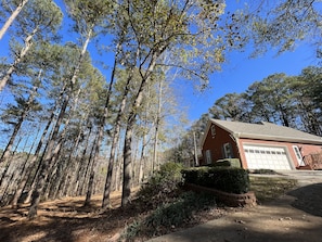 Property grounds - Private Woods Estate in Lawrenceville (Lawrenceville)
