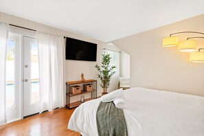 4 bedrooms, desk, iron/ironing board, internet