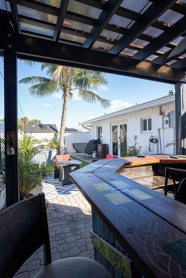 Outdoor dining - Lily’s Pad, Hot Tub, Tiki Bar by Atlantic Ave. (Delray Beach)