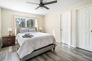 3 bedrooms, travel cot, WiFi - Lily’s Pad, Hot Tub, Tiki Bar by Atlantic Ave. (Delray Beach)
