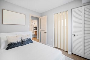 6 Schlafzimmer, Schreibtisch, Bügeleisen/Bügelbrett, Reisekinderbett