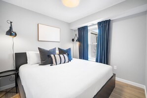 6 slaapkamers, een bureau, een strijkplank/strijkijzer, reisbedje