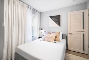 6 bedrooms, desk, iron/ironing board, travel cot - Big Family? 6 beds & 2 units w parking (Atlantic City)