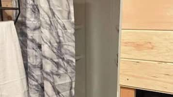 Toallas, jabón, shampoo, papel higiénico
