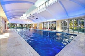 Piscina coperta, una piscina riscaldata