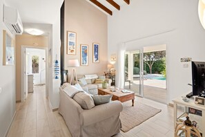 Smart TV, fireplace, books, stereo