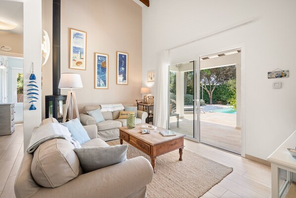 Smart TV, fireplace, books, stereo