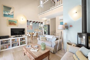 Smart TV, fireplace, books, stereo