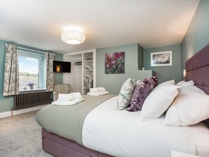 5 bedrooms, free WiFi, bed sheets