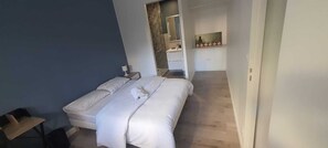 4 多间卧室、办公桌、免费 WiFi、床单