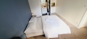 4 bedrooms, desk, free WiFi, bed sheets